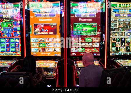 Sofia, Bulgarie - 22 novembre 2017 : les machines à sous sont vus dans un casino equipment exhibition à Sofia. Les gens ont la possibilité de les tester pour fre Banque D'Images