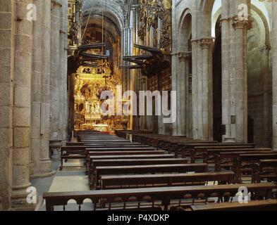 ARTE ROMANICO. ESPAÑA. CATEDRAL. Iniciada hacia 1075 por orden del Obispo Diego PELAEZ por el MAESTRO ESTEBAN. La mayor parte de la obra se concluyó en 1122. En siglos sucesivos se realizaron nuevas obras hasta culminar con la fachada barroca en el s. XVIII. Nef autel central con el Mayor, al fondo. SANTIAGO DE COMPOSTELA. Provincia de La Corogne. La Galice. Banque D'Images