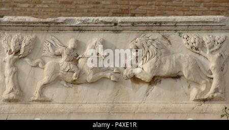 Décharge de Romain. Détail d'une tombe située à l'Odéon. Soldat à cheval contre un lion. Marbre. Patras, Grèce, Peleponnese. Banque D'Images