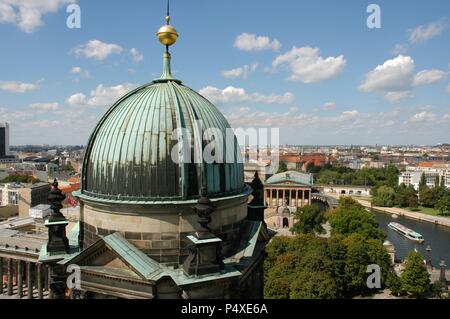 ALEMANIA. BERLIN. Panorámica de la ciudad. En primer término, una de las cúpulas de la cathédrale (Berliner Dom), un erigida finales del S. XIX por Guillermo II de Prusia y reconstruída tras la II Guerre mondiale. Banque D'Images