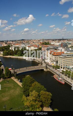 ALEMANIA. BERLIN. Panorámica de la ciudad, con embarcaciones navegando por el río Spree. Banque D'Images