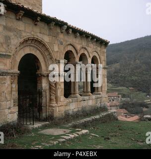 L'art roman du xiie siècle. Ermitage de Saint Christophe de canales sur double-colonne de portique. Canales de la Sierra. La Rioja. Banque D'Images