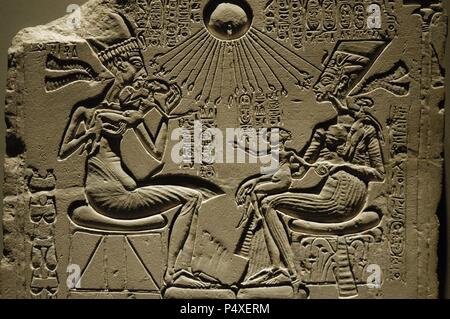 L'art égyptien une maison autel représentant Akhénaton, Néfertiti et trois de leurs filles. Le soulagement. La pierre calcaire. Nouveau Royaume. Période amarnienne. 18ème dynastie. C. 1350 B.C. Musée égyptien de Berlin. L'Allemagne. Banque D'Images