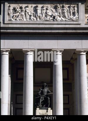 ARTE siglo XVIII. ESPAÑA. MUSEO DEL PRADO. Obra Maestra del NEOCLASICISMO, fue proyectado en 1785 par Juan de Villanueva. Detalle de la FACHADA Y LAS ESCULTURAS DEL FRISO. MADRID. España. Banque D'Images