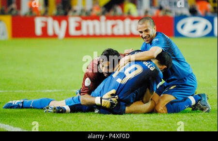 Football : Westfalenstadion Dortmund, Allemagne 4.7.2006-FIFA World Cup Germany 2006, demi-finale Allemagne vs Italie 0:2 ---- Gianluigi Buffon, Gianluca Zambrotta et Alessandro DEL PIERO (tous les ITA) célébrer après le match Banque D'Images