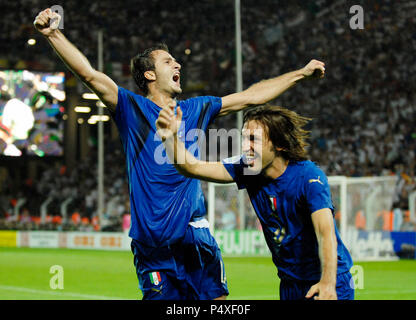 Football : Westfalenstadion Dortmund, Allemagne 4.7.2006-FIFA World Cup Germany 2006, demi-finale Allemagne vs Italie 0:2 ---- Alberto Gilardino (à gauche) et Andrea Pirlo (ITA) célèbrent après le match Banque D'Images