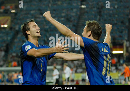 Football : Westfalenstadion Dortmund, Allemagne 4.7.2006-FIFA World Cup Germany 2006, demi-finale Allemagne vs Italie 0:2 ---- Alberto Gilardino (à gauche) et Francesco Totti (ITA) Banque D'Images