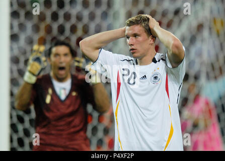 Football : Westfalenstadion Dortmund, Allemagne 4.7.2006-FIFA World Cup Germany 2006, demi-finale Allemagne vs Italie 0:2 ---- Lukas Podolski (GER), dans l'arrière Gianluigi Buffon (ITA) Banque D'Images