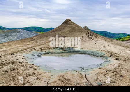 Buzau, Roumanie : Paclele mari, paysage, de boue bouillonnante avec volcan boueux au coucher du soleil - attraction historique Banque D'Images