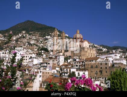 Le Mexique. TAXCO. Panorámica de la ciudad en la que destaca Iglesia de Santa Prisca, erigida entre los años 1751 y 1758 en estilo barroco novohispano por Diego Durán y Cayetano Sigüenza, por orden de José de la Borda. Estado de Guerrero. Banque D'Images