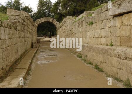 L'art grec sanctuaire d'Olympie. Stade olympique. Le tunnel voûté menant hors du stade. Période hellénistique. Elis. Péloponnèse. La Grèce. Banque D'Images