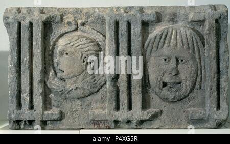 Frise dorique d'un monument funéraire romain avec métopes et triglyphes et masque tragique dépeignant un médaillon taillé. 1er siècle. Le grès. De Montjuic, à Barcelone. Musée Archéologique de Catalogne. Barcelone. L'Espagne. Banque D'Images