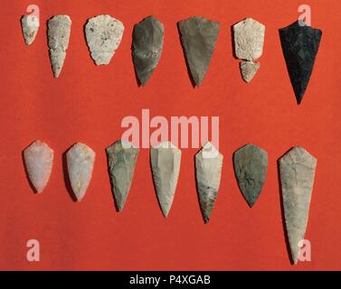 ARTE PREHISTORICO. NEOLITICO. ESPAÑA. 'PUNTAS DE FLECHA' (3000 a. C.) prácticamente procedentes de las excavaciones del Dolmen de 'Chan de Armada' (Península del Morrazo). Museo Provincial de Pontevedra. Pontevedra. La Galice. Banque D'Images