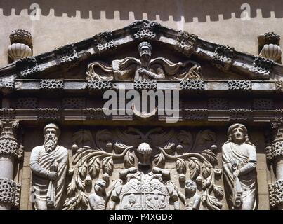 ARTE BARROCO. ESPAÑA. CASA GRANDE O PALACIO DE LOS CONDES DE CIRAT. Detalle de las Esculturas que decoran la parte superior de la PORTADA, y el TIMPANO. Tiene gran influencia MANIERISTA. ALMANSA. Provincia de Albacete. Castille la Manche. Banque D'Images