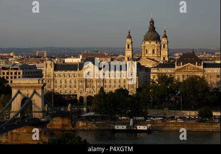 La Hongrie. BUDAPEST. Vue sur le Pont des Chaînes sur le Danube, l'hôtel Gresham et Basilique de Saint-Etienne. Banque D'Images