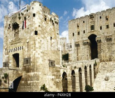 L'art islamique la citadelle d'Alep. La majorité de la construction aujourd'hui en l'état est considéré comme provenant de la période ayyoubide. 13e-15e siècles. Entrée privée. Banque D'Images