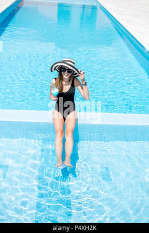 Femme dans la piscine de détente Banque D'Images