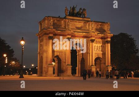 L'art néoclassique Arc de Triomphe de l'Arc de triomphe du Carrousel (du Carrousel). Napoléon Bonaparte lui a ordonné de le construction en conmemoration de ses victoires militaires (1805). A été construit entre 1806-1808 par l'architecte Denon. Vue de nuit. Paris. La France. L'Europe. Banque D'Images