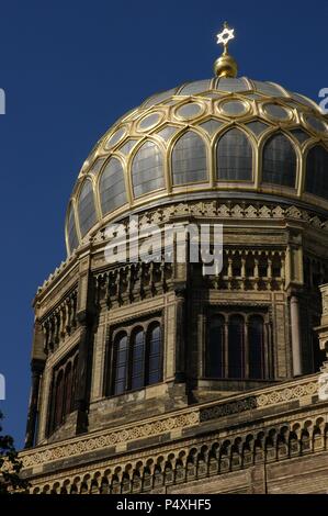 L'Allemagne. Berlin. Nouvelle Synagogue (Neue Synagoge). Construit en 1859-66 par les architectes allemands Eduard Knoblauch (1801-1865) et, après sa mort par Friedrich August Stuler (1800-1865). Il a été détruit par les Nazis pendant la Seconde Guerre mondiale et reconstruite entre 1988-1991 par Bernhard Leisering(1951-2012). Dôme avec nervures dorées et couronné par l'étoile de David. Banque D'Images