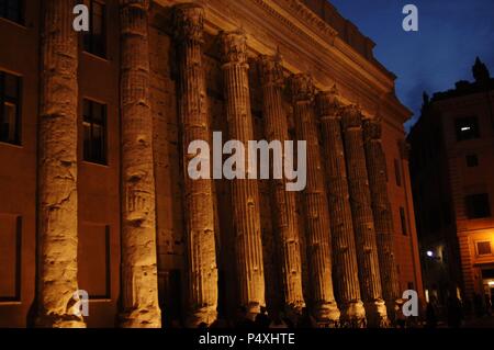 L'Italie. Rome. Temple d'Hadrien ou Hadrianeum. Construit par Antonin le Pieux en 145. Intégrée à un bâtiment plus tard. Avec Colonnade colonnes corinthiennes. Piazza di Pietra (Piazza de Pierre). Vue de nuit. Banque D'Images