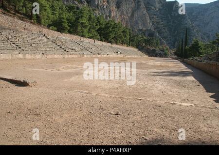 L'art grec Delphi. Dans le côté archéologique Vallery de Phocide. Sanctuaire de l'oracle de Delphes de la bonne Apollo. Vue sur la montagne-top Stadium, utilisé pour le Jeux Pythiques. Grèce centrale région. La Grèce. L'Europe. Banque D'Images