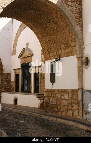 Le Portugal. Faro. Arco do Repouso (Arch de repos), où le roi Afonso III arrêté après avoir pris la ville. Algarve. Banque D'Images