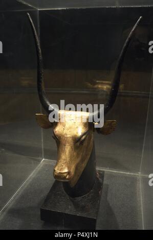 Tête de l'art égyptien d'Hathor que vache à partir de la tombe de Toutankhamon. En bois doré. 18ème dynastie. Nouvel Empire. Le Musée de Louxor. L'Égypte. Banque D'Images