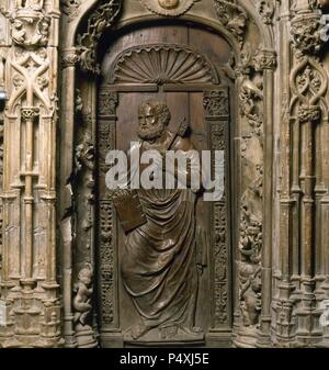 PEDRO, San (Betsaida, ? -Roma,64 a 67). Apóstol principal de Jesucristo y primer papa de la Iglesia Católica. Detalle de soulager l'onu en Madera de la PUERTA DE ACCESO A LA SACRISTIA de la CATEDRAL DE HUESCA. Aragón. España. Banque D'Images