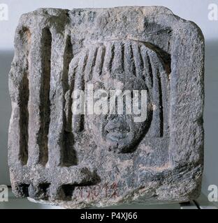 Frise dorique d'un monument funéraire romain avec métopes et triglyphes représentant un masque tragique. 1er siècle. Le grès. De Montjuic, à Barcelone. Musée Archéologique de Catalogne. Barcelone. L'Espagne. Banque D'Images