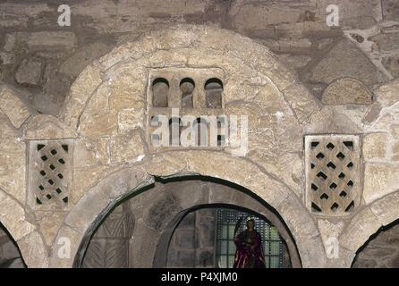 ARTE PRERROMANICO. ESPAÑA. Eglise DE SANTA CRISTINA DE LENA. Erigida durante el periodo ramirense siglo (IX). Consta de una única nef abovedada y rectangulaire. Vista de las CELOSIAS, d'origine mozarabe, situadas asturiano y sobre la arquería triple del'iconostase. POLA DE LENA. Les Asturies. Banque D'Images