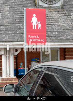 Le parent et l'enfant parking sign en dehors d'un supermarché Tesco à Blackpool, Lancashire, UK Banque D'Images