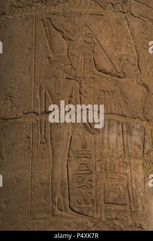 Relief représentant des divinités égyptiennes. Nouveau Royaume. Temple de Louxor. L'Égypte. Banque D'Images