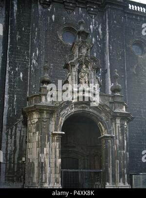 ARTE BARROCO. ESPAÑA. PARROQUIA DE SANTA MARIA. Templo con mezcla de estilos que van del gótico al barroco. Detalle del PORTICO BARROCO en el que destaca la imagen de San Juan Bautista. TOLOSA. Provincia de Guipúzcoa. País Vasco. Banque D'Images