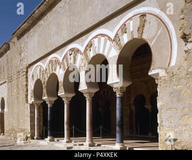 ARTE ISLAMICO. EPOCA OMEYA. ESPAÑA. MEDINA AZAHARA. Vista de los Arcos de herradura del SALON DE ABD-al-Rahman III. Antigua ciudad palatina del Califa omeya Abd-er-Rahman III. En el año 936 se inició su construcción, finalizando las obras en el 960. Provincia de Córdoba. L'Andalousie. Banque D'Images