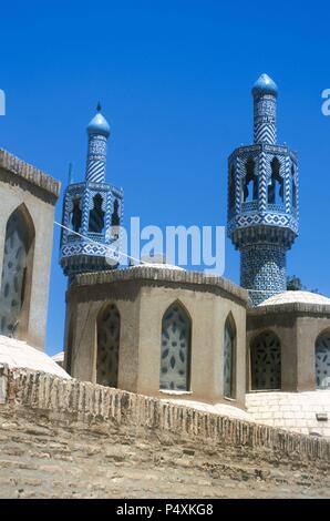 L'Iran. Mahan. Mausolée du grand chef soufi Shah Ne'emat-Ollah Vali-e (1330-1431). Construit par Ahmad Shah Kani. Détail de minaret recouvert de carreaux turquoise. 15e siècle. Banque D'Images