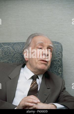 BORGES, Jorge Luis (Buenos Aires, 1899-Genève, 1986). Escritor argentino. En 1979 compartió con Dámaso Alonso el premio de literatura español Miguel de Cervantes. Banque D'Images