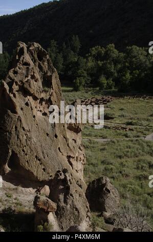 United States. Bandelier National Monument. Tyuonyi. Pueblo Indian settlement dans le Canyon Frijoles. État de New Mexico. Banque D'Images