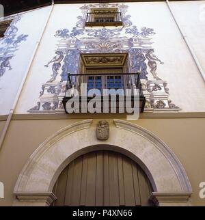 ARTE BARROCO. S. XVIII. ESPAÑA. PALACIO MARQUÉS DE HUARTE. Detalle de la FACHADA del Edificio, construcción barroca del siglo XVIII. Como Habilitado Archivo Biblioteca Pública Municipal y. Escudo onu presenta heráldico sobre la puerta. TUDELA. Navarra. Banque D'Images