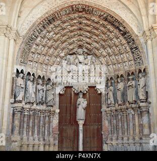 Espagne.Toro. Eglise de Saint Mary le Grand. Entrée sud. La majesté Portico. 13e siècle. Décorée avec des sculptures polychromes représentant des scènes de la vie de la Vierge. De style gothique. Banque D'Images