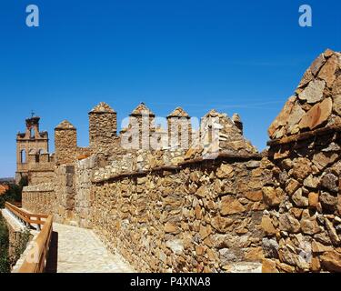 L'Espagne. Avila. La Section de l'enceinte médiévale, 12ème siècle. Dans l'arrière-plan, le beffroi de Carmen's Gate (Puerta del Carmen), 17e siècle. Banque D'Images