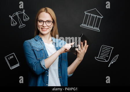 Cheerful avocat debout avec une tablette et à la confiance Banque D'Images