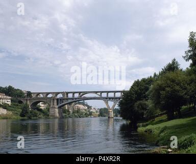 L'Espagne. La Galice. Orense. De nouveaux ponts sur la rivière Minho. Banque D'Images