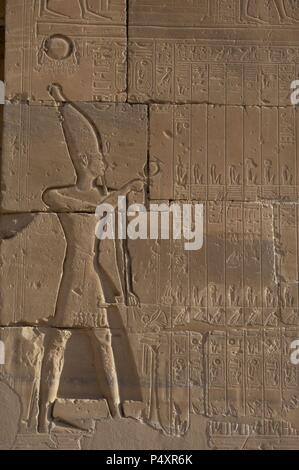 Relief représentant un pharaon faisant des libations aux dieux. Ramesseum. 13e siècle. 19 dynastie. Nouveau Royaume. Nécropole de Thèbes. Vallée des rois. L'Égypte. Banque D'Images