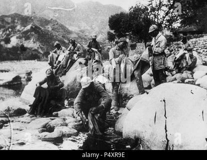 La unidad NAN-HAI, chino del Ejército de Liberación, lavando remendando uniformes y sus (17 mai 1966). S. XX. Banque D'Images