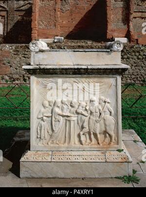 L'art romain de Pompéi. Autel de Vespasien, Temple de Vespasien (69-79 EC). Le relief montre une scène sacrificielle : le sacrificateur et apporter son aide le sacrifice bull, tandis que le prêtre, un voile sur sa tête, verse la libation sur un trépied. Site archéologique. Pompéi. L'Italie. Banque D'Images