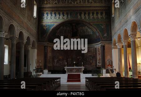 L'Italie. Rome. Basilique de Santa Maria in Domnica. Intérieur avec trois nefs séparées par des colonnes de granit et le 9e siècle, mosaïques de l'abside. Banque D'Images