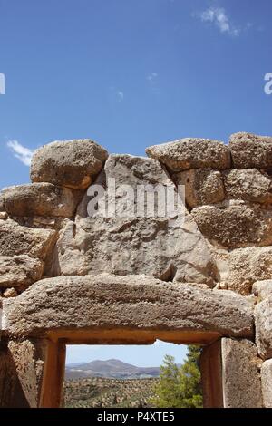 L'art mycénien Le Lion Gate de Mycenes forteresse. Voir derrière la porte. Argos. Péloponnèse. La Grèce. L'Europe. Banque D'Images