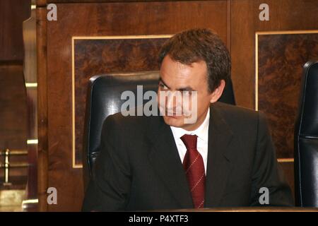 JOSE LUIS RODRIGUEZ ZAPATERO (Valladolid, 1960). Abogado y político español, militante del PSOE. Presidente del Gobierno tras ganar las elecciones generales de enero del 2004. RODRIGUEZ ZAPATERO EN SU ESCAÑO DURANTE UNA SESION DE CONTROL AL GOBIERNO, QUE SE CELEBRA TODOS LOS MIERCOLES EN EL CONGRESO DE DIPUTADOS. Madrid, 25 de mayo del 2005. Banque D'Images