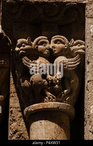 L'art roman en Espagne. 12e siècle. L'église Saint Vincent. Capitale de la façade sud. Besalu, en Catalogne. Banque D'Images