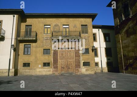 Les Asturies. OVIEDO. Vista del Palacio Episcopal, reconstruido después de su destrucción durante la Revolución de Octubre del año 1934 siguiendo el modelo del siglo XVII. original La fachada es una copia de la primitiva. España. Banque D'Images